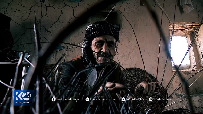 مام غریب، پیرمرد ٨٠ ساله که از ساقه درختان بید سبد می‌سازد